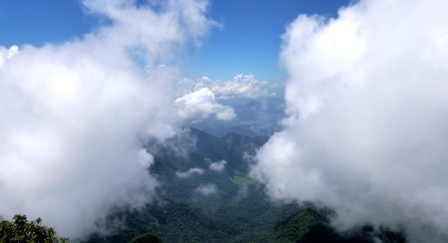 Serra barrando as nuvens que vêm do litoral. Foto: Mara Pais